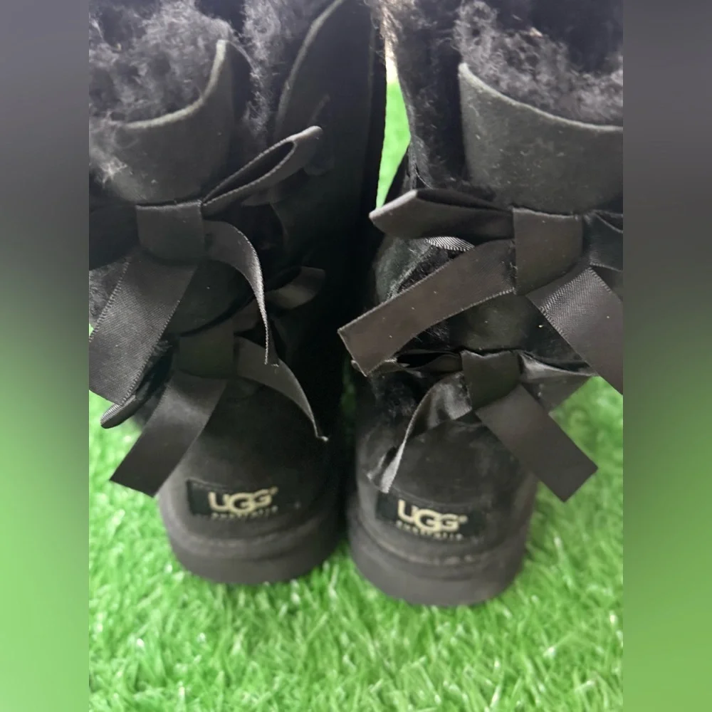 UGG Women’s Bailey Bow II Size 6‎
